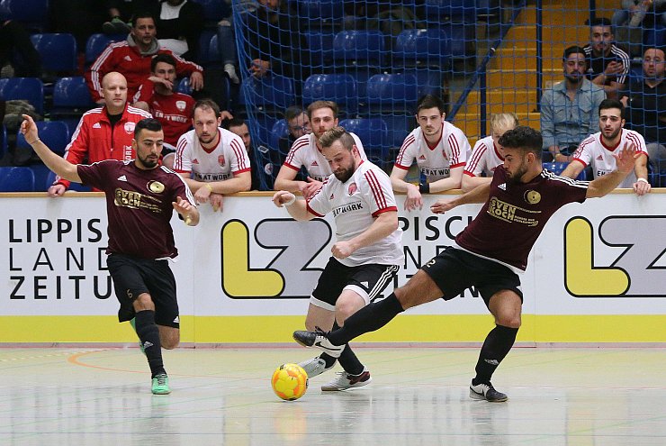 Packende Duelle hat es  beim LZ-Cup-Finale 2017 gegeben: Hier setzt sich Christian Schiprowski (Mitte) gegen zwei Spieler des TSV Horn durch. - © Paul Cohen