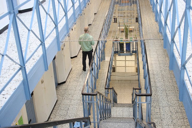Das Gelände der JVA Werl zieht sich über 14 Hektar. Eine 1.250 Meter lange Mauer umgibt es. 894 Haftplätze für Strafgefangene sind vorhanden, 140 davon sind für Sicherungsverwahrte vorgesehen. - © JVA Werl