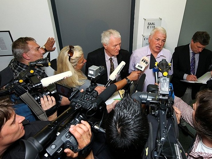 Horst Arnold (helles Hemd) und sein Anwalt Hartmut Lierow freuten sich im Juli 2011 über den Freispruch im Wiederaufnahmeverfahren. Inzwischen ist Arnold verstorben. - © FOTO: DPA