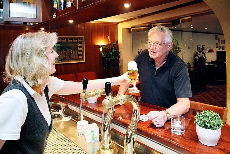 Ein Prosit für den Chef: Birgit Nolte hat Dieter Mesch ein perfektes Bierchen gezapft. Mesch setzt darauf, in Zukunft etwas mehr Zeit zu haben; er gibt seine Ehrenämter nach und nach ab. - © Foto: Preuss