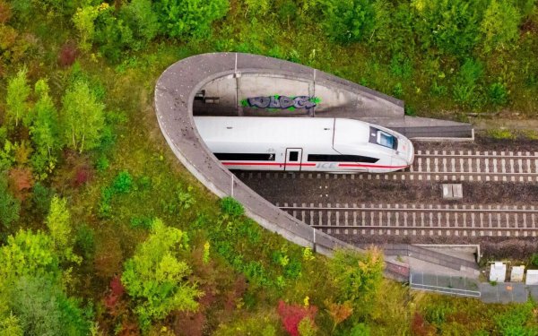 Mit dem neuen Fahrplan der Deutschen Bahn gibt es ab Mitte Dezember mehr Sprinter-Verbindungen. (Archivbild) - © Julian Stratenschulte/dpa