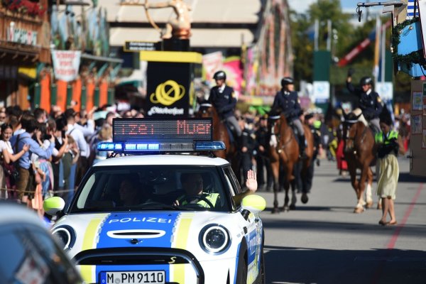 Rund 600 Polizisten sind in diesem Jahr auf dem wohl größten Volksfest der Welt im Einsatz. (Archivfoto) - © Felix Hörhager/dpa