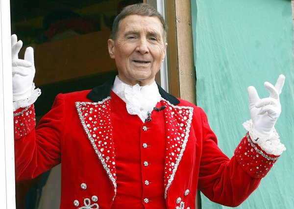 Freddy Quinn liebte den Zirkus und trat oft als Zirkusdirektor im Fernsehen auf. (Archivbild) - © Maurizio Gambarini/dpa