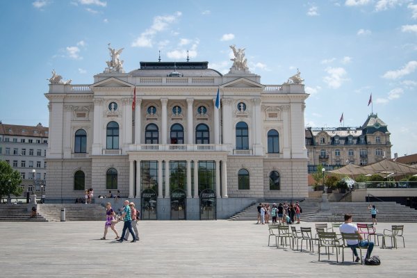 Das Opernhaus Zürich liegt in einer Kritikerumfrage vorn. (Archivbild) - © Melanie Duchene/Keystone/dpa