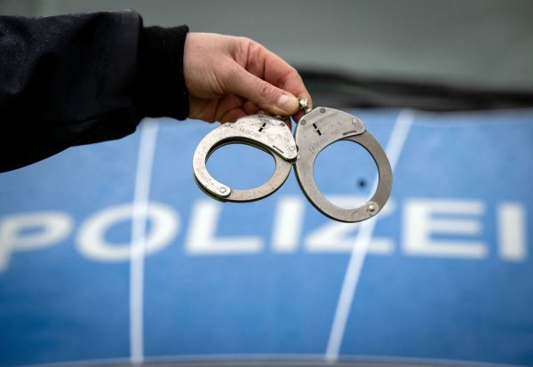 Der 32-Jährige wurde dem Ermittlungsrichter am Amtsgericht Trier vorgeführt - dieser ordnete Untersuchungshaft an. (Symbolbild) - © Soeren Stache/dpa