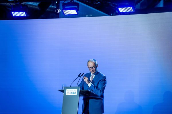 Merz positioniert sich nun deutlich gegen das Verbrenner-Aus. - © Michael Kappeler/dpa