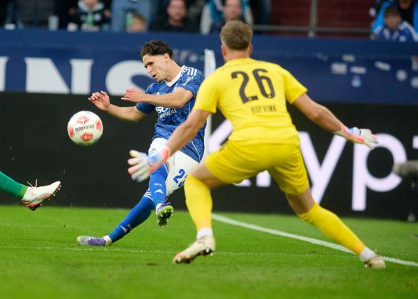 Der starke Schalker El-Faouzi scheitert knapp. - © Bernd Thissen/dpa