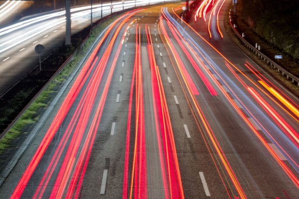 Wegen Bauarbeiten an kleineren Brücken über der Fahrbahn muss die A3 am Niederrhein in den nächsten Monaten mehrmals gesperrt werden. (Symbolbild) - © Henning Kaiser/dpa