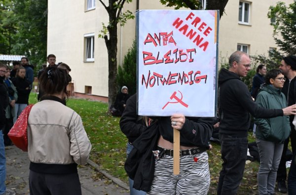 Ihre Unterstützer zweifeln ein faires Verfahren an. - © Felix Hörhager/dpa