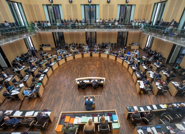 Grünes Licht für den Bundeshaushalt und andere Gesetze: Der Bundesrat tagt. - © Michael Kappeler/dpa
