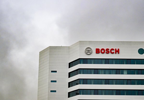 Autozulieferer Bosch will weitere Stellen abbauen. (Archivbild) - © Bernd Weißbrod/dpa
