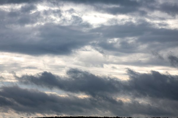 Wolken und Regen sind am Freitag für NRW vorausgesagt. (Symbolbild) - © Thomas Banneyer/dpa
