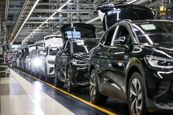 Die E-Auto-Produktion in Zwickau wird im Oktober für eine Woche ruhen. (Archivbild) - © Jan Woitas/dpa