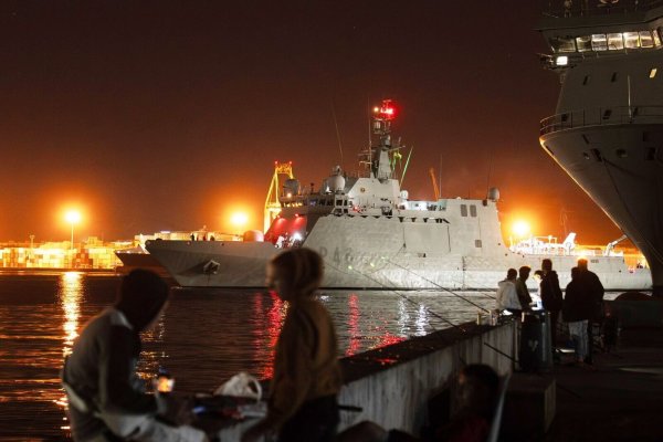 Das spanische Hochsee-Patrouillenboot «Furor» soll der propalästinensischen Global Sumud Flotilla im Notfall Hilfe leisten. Der könnte eintreten, wenn die rund 50 privaten Boote versuchen sollten, die Seeblockade der israelischen Marine des Gazastreifens zu durchbrechen. - © Alfonso Duran/AP/dpa