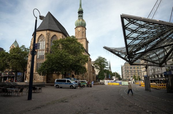 Unbekannte sollen an der Reinoldikirche versuchten haben, zwei Obdachlose zu töten. (Archivbild) - © dpa
