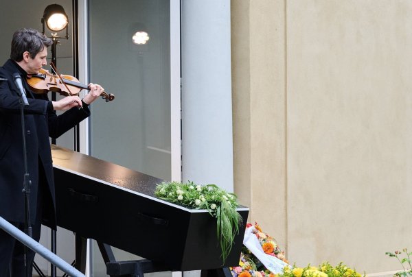 Schauspieler Sabin Tambrea spielte Geige. - © Annette Riedl/dpa