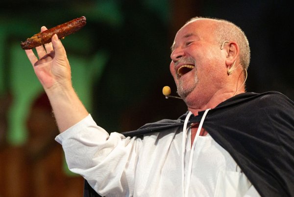 Vor dem Boxkampf um die älteste Bratwurstküche ein bisschen nachgestellte Geschichte: Probst Johann von Siebeleben soll 1404 erstmals eine Bratwurst erwähnt haben. Bernd Plachter spielte ihn nun. - © Michael Reichel/dpa