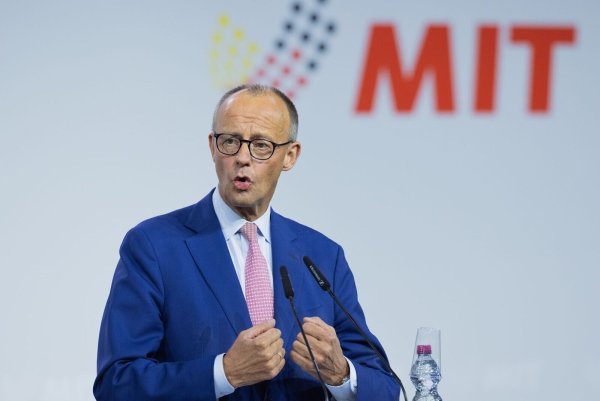 Bundeskanzler Friedrich Merz (CDU) kritisiert die EU-Kommission. - © Rolf Vennenbernd/dpa