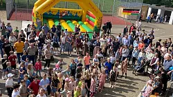 Sch&uuml;ler und Lehrer pr&auml;sentieren den Besuchern ein Lied in Swahili. - &copy; August-Hermann-Francke-Grundschule