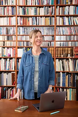Die Hamburger Journalistin und Autorin Verena Carl liest am Dienstag, 9. September, in Dörentrup-Spork aus ihrem Buch Queere Kinder. - © Ilsadora Tatz