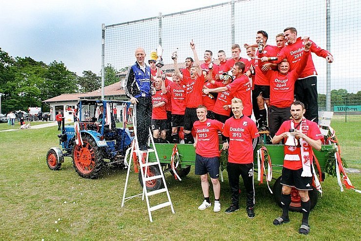 Der Double-Gewinner macht mobil: Augustdorfs Trainer Uwe Hohnhold (auf der Leiter) mit seinen Meisterkickern Kartal, Kickert, Rogalsky, Warkentin, Eck, Schiller, Berkemeier, Jansen, Tumani, Hildebrandt, Akbas, Benner, Langlitz, Rau, Kiel, Seibel, Fast, Ak, Biller sowie Andreas, Peter, Hardy und Alexander Friesen und Marcel und Marco Mescheder vor großer Fahrt. - © Foto: Hagemann
