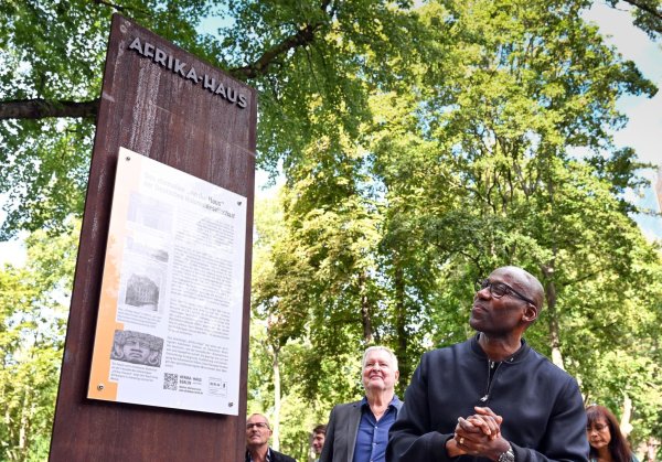 Joe Chialo (CDU), Berliner Kultursenator, betrachtet die neu eingeweihte Mahn- und Erinnerungsstele am ehemaligen «Afrika-Haus» in Berlin. - © Soeren Stache/dpa