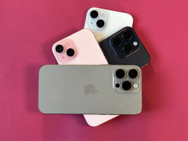 Die vier Neuen auf einem Stapel (von unten nach oben): iPhone 15 Plus, iPhone 15 Pro, iPhone 15 und iPhone 15 Pro Max. - © Christoph Dernbach/dpa-tmn