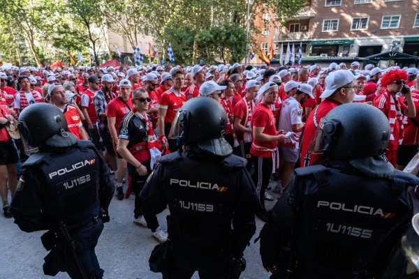 Zahlreiche Fans des 1. FC Union Berlin gehen an Polizisten auf dem Paseo de la Castellana vorbei. - © Diego Radamés/EUROPA PRESS/dpa