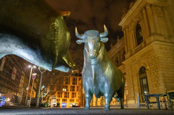 Die Skulpturen von Bulle und Bär stehen vor der Deutschen Börse in Frankfurt am Main. Der Börsenbetreiber hat im vergangenen Jahr glänzend verdient. - © Frank Rumpenhorst/dpa