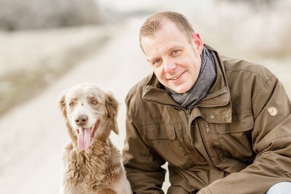 Tierarzt Stefan Knoop aus Beverungen mit seinem Hund. - © Sigrid Urban Photography