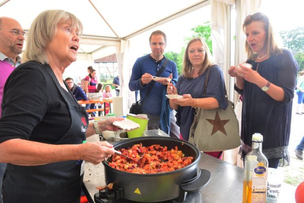 Einfach lecker: Ingrid Schlicht-Olbricht (von links) zeigt am Slow-Food-Stand, wie aus Lebensmitteln, die nicht der Norm entsprechen, Schmackhaftes zubereitet werden kann. Daniel Schmoranz, Claudia Albertin und Martina Kelm sind begeistert. - © André Gallisch
