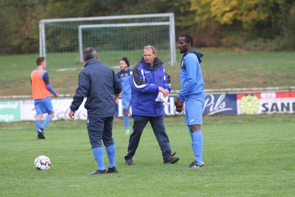 Wertvolle Tipps: Der neue Salzufler Trainer Frank Biermann (mit Zettel) gibt Metin Souk (links) und dem Stoßstürmer Ibrahim Sory Camara letzte Anweisungen vor dem Spiel gegen Brake. - © Dietmar Welle
