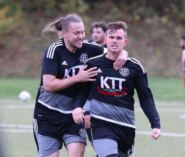 Brach den Bann: Leeses Torschütze zum 1:0 in Wüsten, Moritz Marxmeier (rechts), lässt sich von seinem Mannschaftskamerad Christoph Scheibe ordentlich drücken. - © Paul Cohen