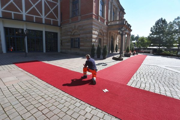 Der rote Teppich vor dem Festspielhaus auf dem Grünen Hügel in Bayreuth. - © Karl-Josef Hildenbrand/dpa