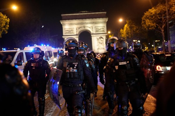 Polizisten patrouillieren vor dem Arc de Triomphe auf den Champs Élysées. - © Christophe Ena/AP