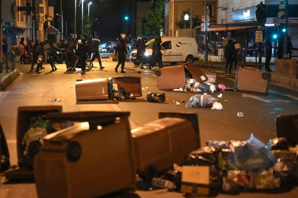 Protestierende blockieren eine Straße mit Mülleimern in Colombes, außerhalb von Paris. - © Lewis Joly/AP