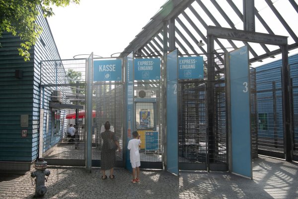 Das Columbiabad in Berlin bleibt bis auf weiteres geschlossen. - © Paul Zinken/dpa