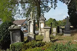 Die Grabsteine auf dem denkmalgesch&uuml;tzten, alten Friedhof dokumentieren die Friedhofskultur im ausgehenden 19. Jahrhundert. - &copy; Tanja Watermann