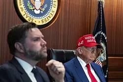21. Juni 2025: Pr&auml;sident Donald Trump (r.) tr&auml;gt seine MAGA-Kappe ("Make America Great Again") und verfolgt mit Vizepr&auml;sident JD Vance im Wei&szlig;en Haus den Einsatz von US-Bombern gegen den Iran. - &copy; IMAGO/ZUMA Press Wire