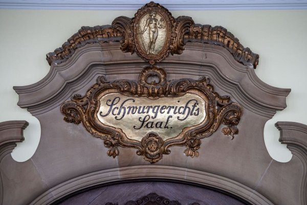 Der Eingang zum Schwurgerichtssaal des Landgerichts Mönchengladbach. - © Marius Becker/dpa/Symbolbild