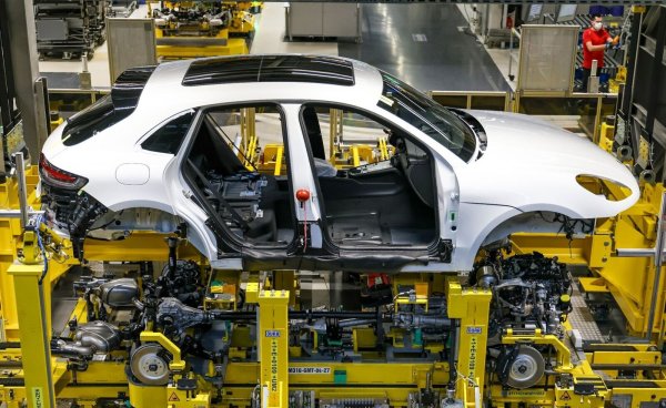 Ein Auto durchläuft die sogenannte Hochzeit, die Verbindung von Fahrwerk, Motor und Antriebsstrang mit der Karosserie. - © Jan Woitas/dpa-Zentralbild/dpa