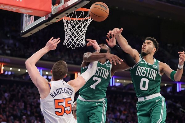 Celtics-Forward Jayson Tatum (0) blockt den Ball von New York Knicks-Center Isaiah Hartenstein (55), während Jaylen Brown (7) verteidigt. - © Jessie Alcheh/AP/dpa