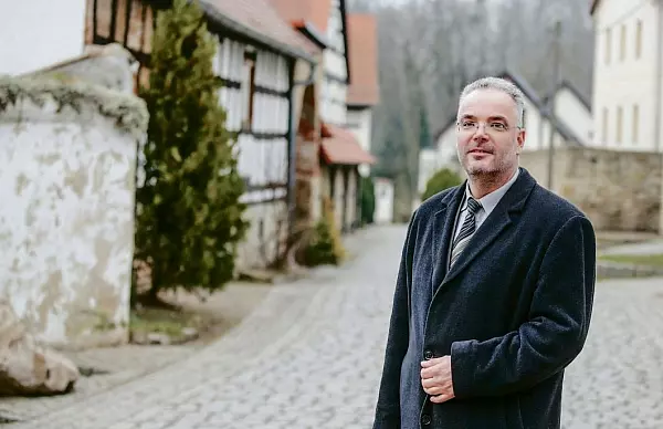 Angst um die Familie: Der zur&uuml;ckgetretene ehrenamtliche Ortsb&uuml;rgermeister von Tr&ouml;glitz (Sachsen-Anhalt), Markus Nierth. - &copy; dpa