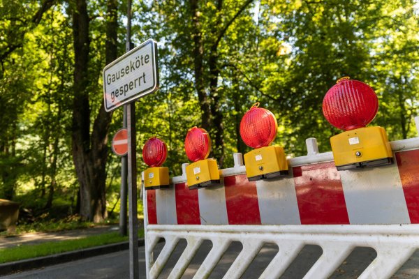 Gesperrt in vier Jahreszeiten:  So sah es im Sommer am Fuße der Gauseköte in Berlebeck aus. - © Archivfoto: Jannik Stodiek