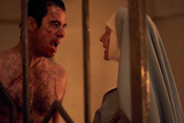 Dracula (Claes Bang) genießt ein Glas Blut in seinem Schloss. Der hunderte Jahre alte Vampir erfindet sich immer wieder neu. - © Netflix