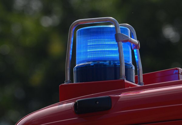 Ein Blaulicht leuchtet auf dem Dach eines Einsatzfahrzeugs der Feuerwehr. - © Robert Michael/dpa-Zentralbild/ZB/Symbolbild