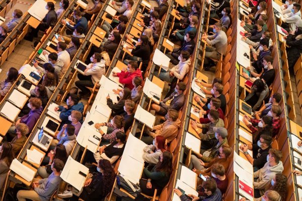 Studenten nehmen an einer Präsenzveranstaltung im Audimax der Technischen Universität München (TUM) teil. - © Peter Kneffel/dpa