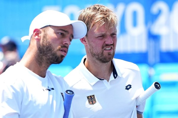 Kevin Krawietz (r) und Tim Pütz bilden nun ein Tennis-Doppel. - © Michael Kappeler/dpa