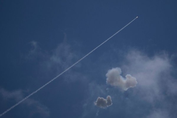 Israels Luftabwehrsystem Iron Dome feuert auf anfliegende Raketen aus dem Libanon. - © Leo Correa/AP/dpa