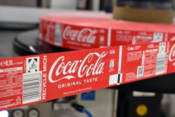 Die Gewerkschaft NGG kritisiert die Schließungspläne von Coca-Cola in Deutschland scharf. - © Uli Deck/dpa